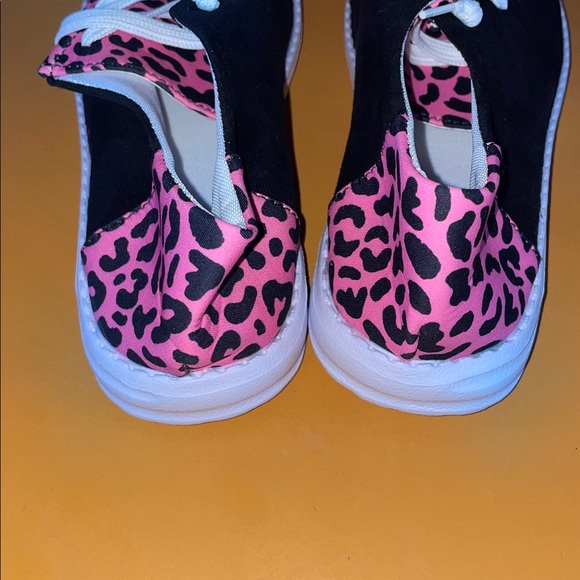 Pink leopard and black sneakers - Picture 2 of 3